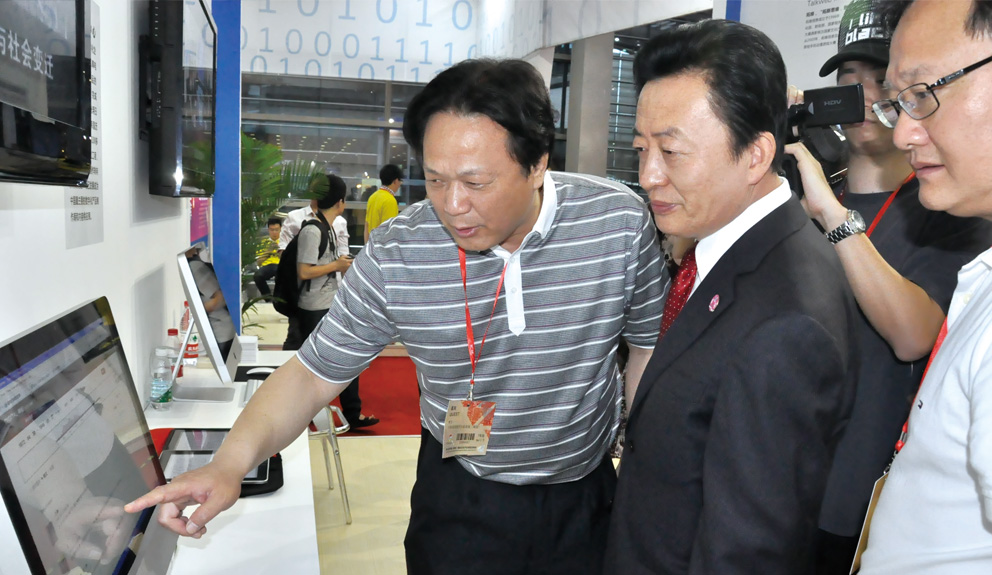 2012年5月18日，时任国家新闻出版总署副署长孙寿山视察青苹果。（内文配图）.jpg