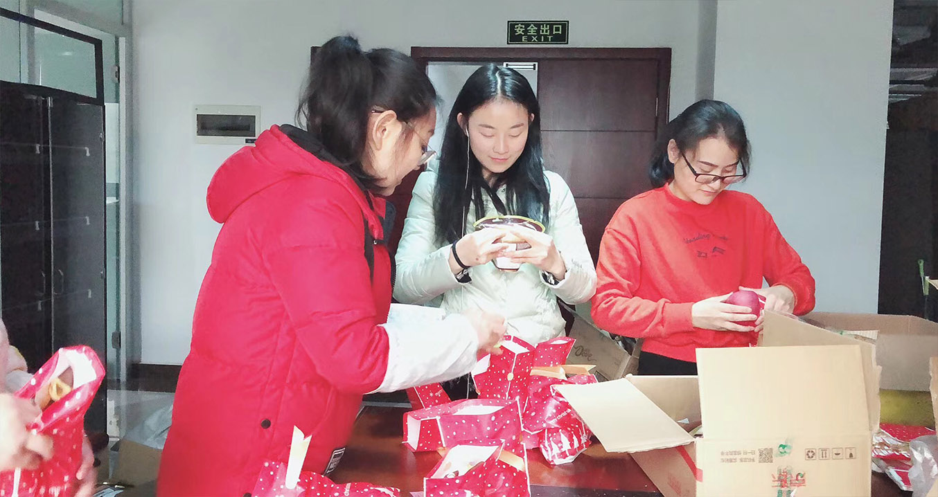 行政部人员正在为大家包装礼物.jpg