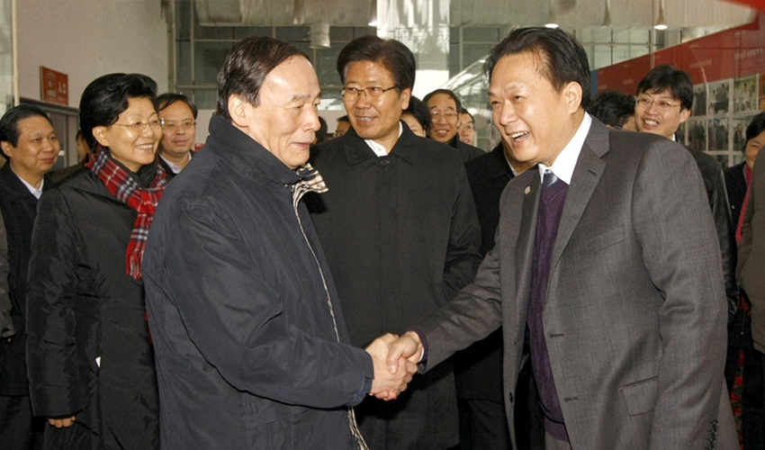 2009.12.17 王岐山视察青苹果1.jpg