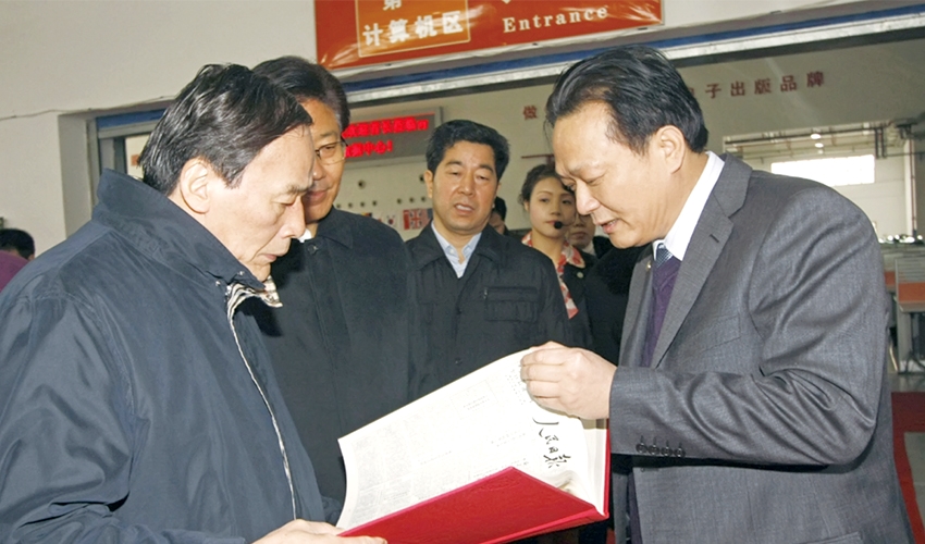 2009.12.17 王岐山视察青苹果2.jpg
