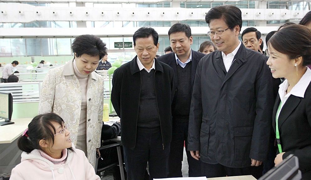 照片1：湖南省省委书记张春贤视察青苹果长沙基地（2009.11.11）（内文配图）.jpg