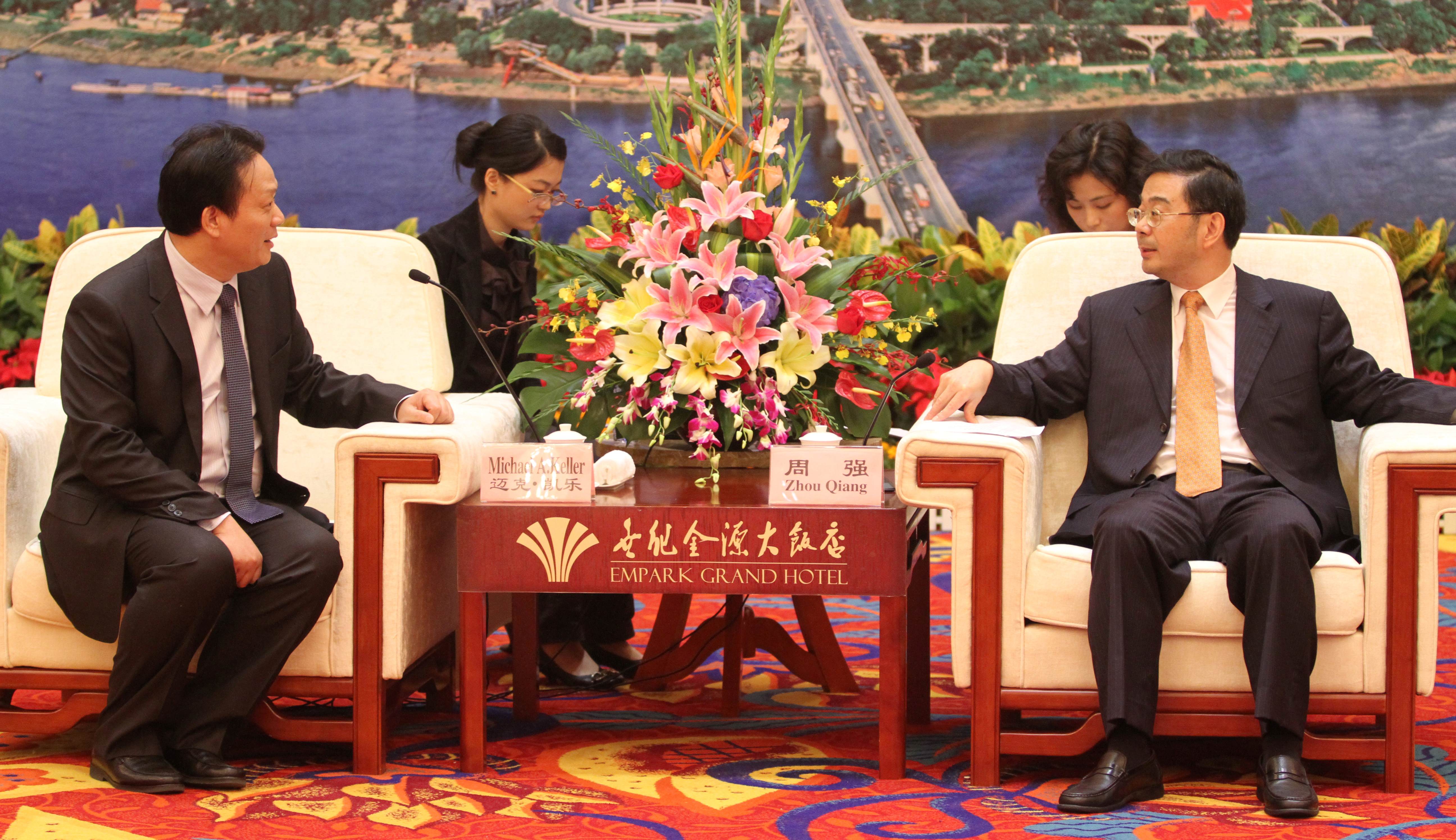 52010年10月25日，湖南省委书记周强在接见图书馆馆长大会代表前与唐五一亲切交谈2.jpg