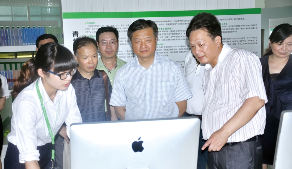 2013.7.26 时任中国出版集团总裁谭跃一行考察青苹果2.jpg