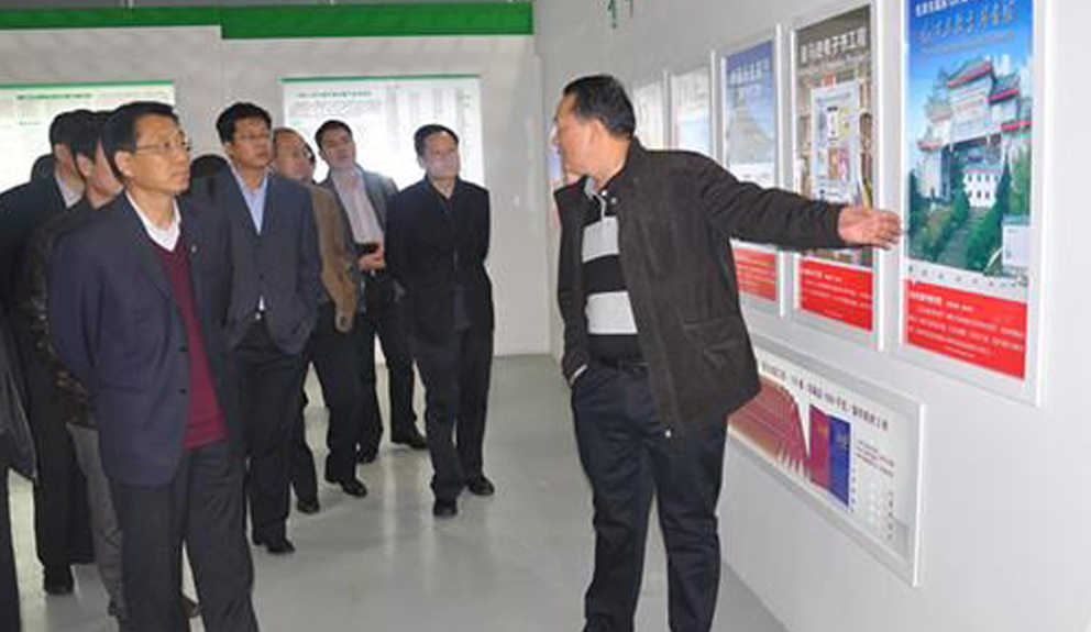 2013.3.11 新疆生产建设兵团文化产业考察团调研青苹果2.jpg