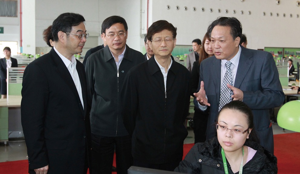 2012.3.31 时任中央国务委员、公安部部长孟建柱视察青苹果1.jpg