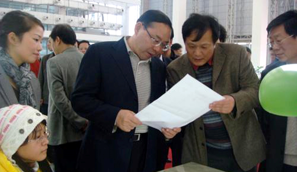 2009.11.26 时任湖南省委副书记梅克保视察青苹果1.jpg