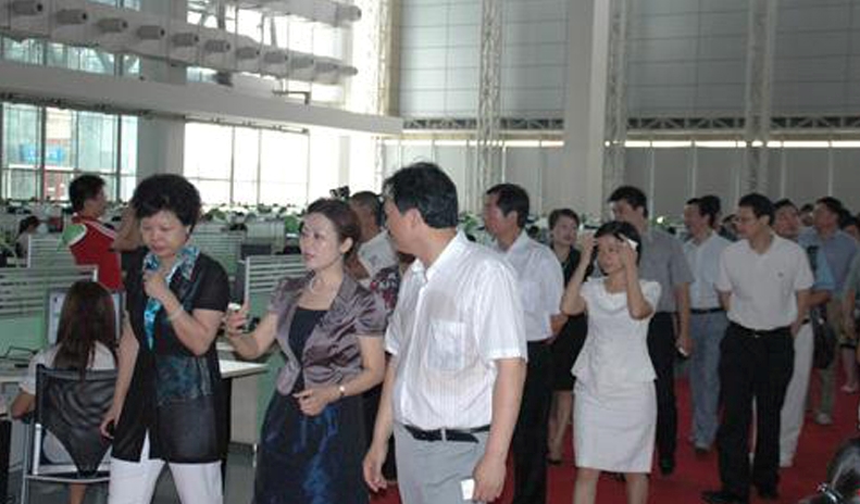 2009.8.14 时任湖南省商务厅副厅长刘权一行参观青苹果1.jpg