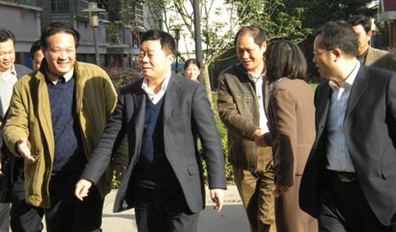 2008.12.5 时任长沙市副市长何寄华视察青苹果2.jpg
