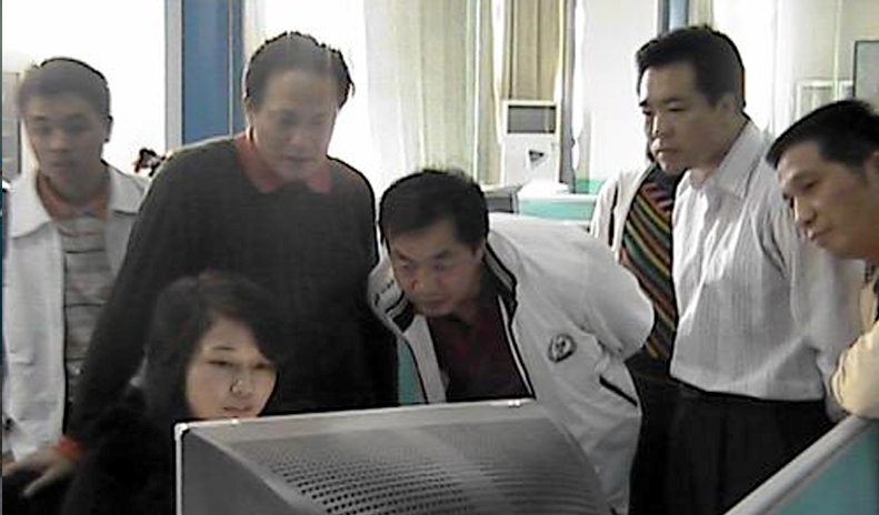 2008.11.3 时任长沙开福区凌区长一行参观青苹果1.jpg