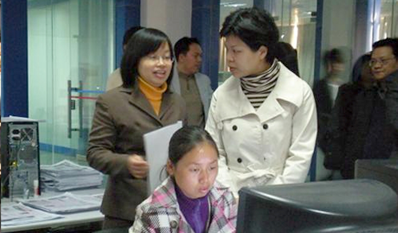 2008.11.2 时任长沙市开福区书记张迎春视察青苹果1.jpg