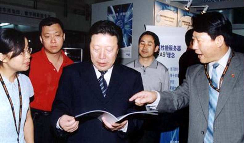 2003.10 时任文化部孙佳部长参观北京图博会青苹果1.jpg