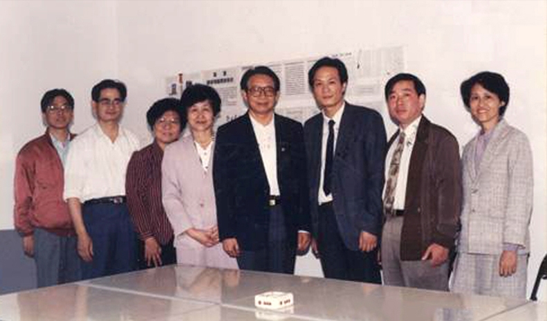 1993.10 时任中国科协副主席高潮参观青苹果1.jpg